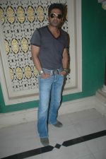 Sunil Shetty on the location of film Loot in Chandivali on 12th Sept 2011 (66).JPG